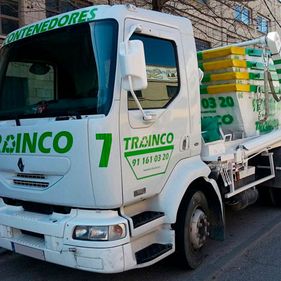 camión transportando contenedores