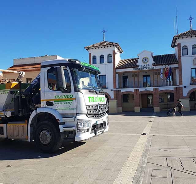 camión con contenedor en plaza