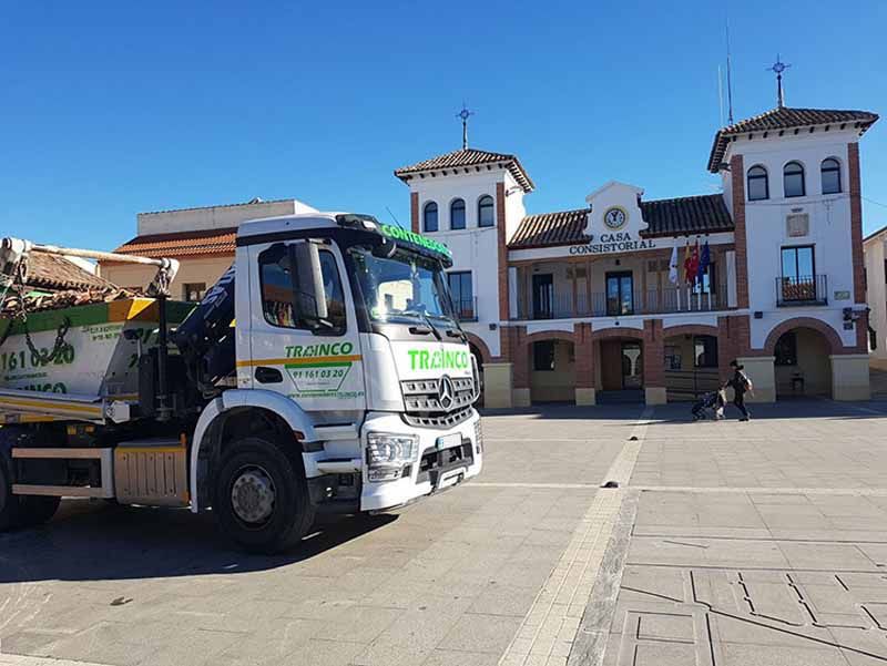 camión con contenedor en plaza